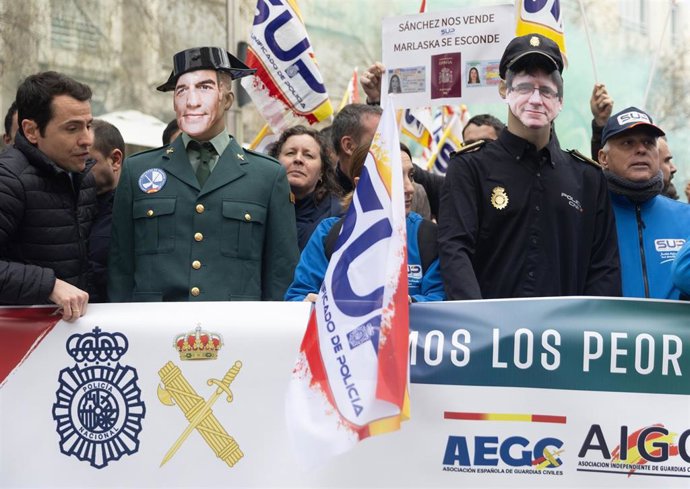 Protesta de la plataforma de policías y guardias civiles frente al Congreso de los Diputados por el acuerdo con Junts sobre materia migratoria