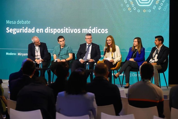Mesa redonda 'Seguridad en dispositivos médicos' del IV Congreso de Ciberseguridad de Andalucía, que se celebra en Málaga