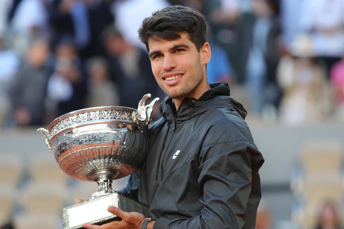 Archivo - El tenista español Carlos Alcaraz posa con su trofeo de campeón de Roland Garros 2024