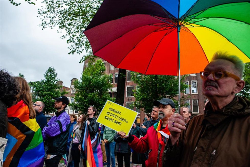 Archivo - Protesta contra la ley de Hungría contra la comunidad LGTBI.