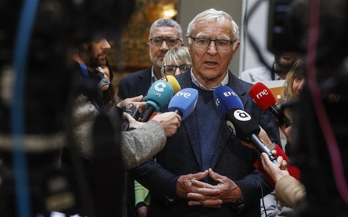 Archivo - El exalcalde de Valencia, Joan Ribó, atiende a medios (archivo)
