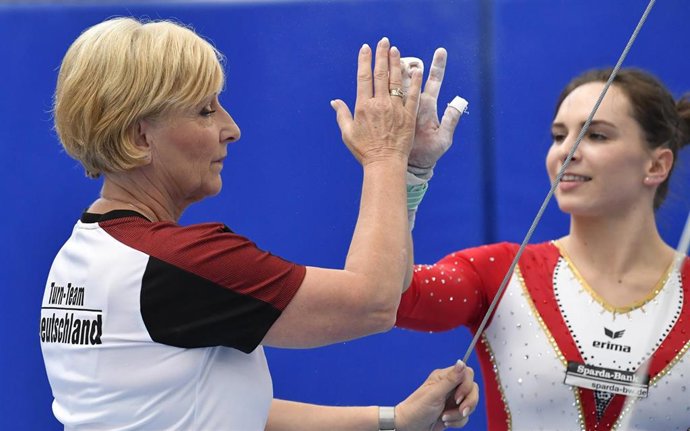 Archivo - 12 September 2019, Baden-Wuerttemberg, Stuttgart: German gymnastics women's team Head coach Ulla Koch (L) claps her hands with Sophie Scheder at a training session, during the media day of the German gymnastics team, ahead of the players nominat