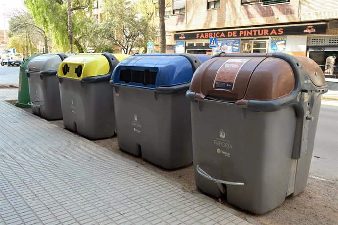 Paiporta retoma la recogida selectiva de residuos y repone los contenedores dañados en la dana