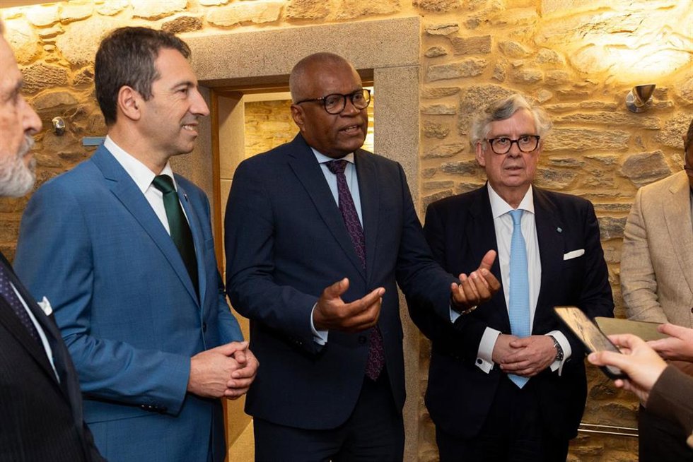 La Xunta y el Gobierno de Cabo Verde se reúnen en la sede de la CEG, a 2 de abril de 2025.