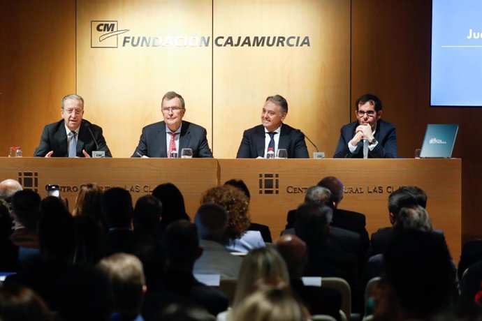 Presentación Del Libro 'Los Secretos De La Fachada'. El arquitecto Juan de Dios de La Hoz; el alcalde De Murcia, José Ballesta; el presidente del Grupo Hozono Global, Manuel Martínez Ortuño; y el fotógrafo Juanchi López