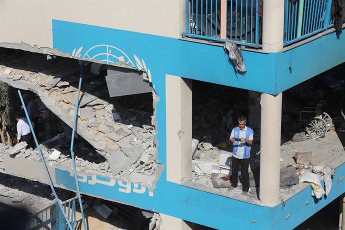 Archivo - Arquivo - Bombardeio israelense contra uma escola da UNRWA na Faixa de Gaza (arquivo)