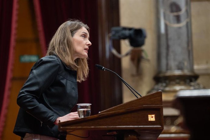 La presidenta del grupo Comuns Sumar, Jéssica Albiach, durante una sesión plenaria, en el Parlament, a 25 de marzo de 2025, en Barcelona, Cataluña (España). El presidente de la Generalitat, comparece en el pleno monográfico que, a petición de ERC, Comuns 