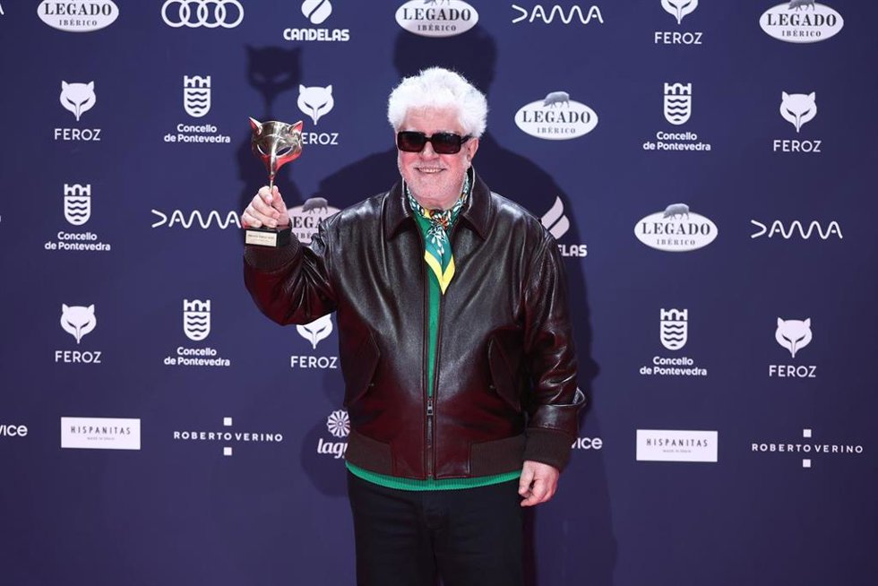 Archivo - El director Pedro Almodóvar posa con el premio a Mejor dirección por 'La habitación de al lado', en la alfombra roja de los premiados en los Premios Feroz 2025, en el Pazo da Cultura, a 25 de enero de 2025, en Pontevedra, Galicia (España). Los