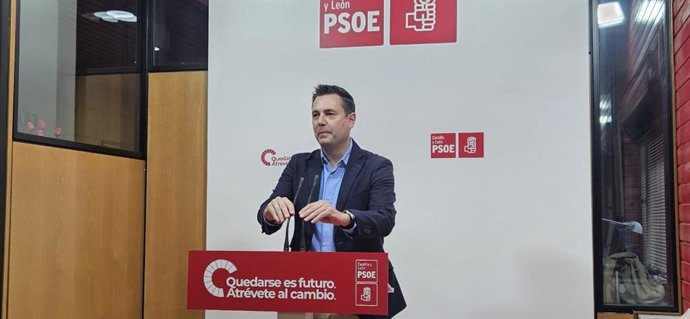 El secretario de Organización del PSOE de Castilla y León, Daniel de la Rosa, atiende a los medios tras participar en el Plenario de la Comisión Ejecutiva Autonómica