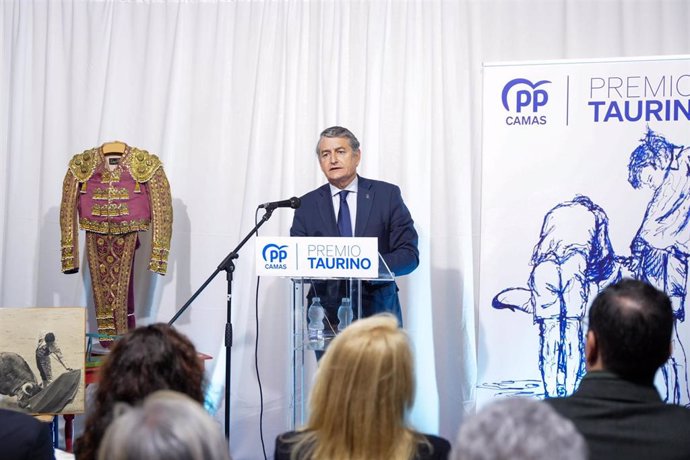 El consejero de la Presidencia, Interior, Diálogo Social y Simplificación Administrativa de la Junta de Andalucía, Antonio Sanz, en el acto entrega del Premio Taurino de Camas.