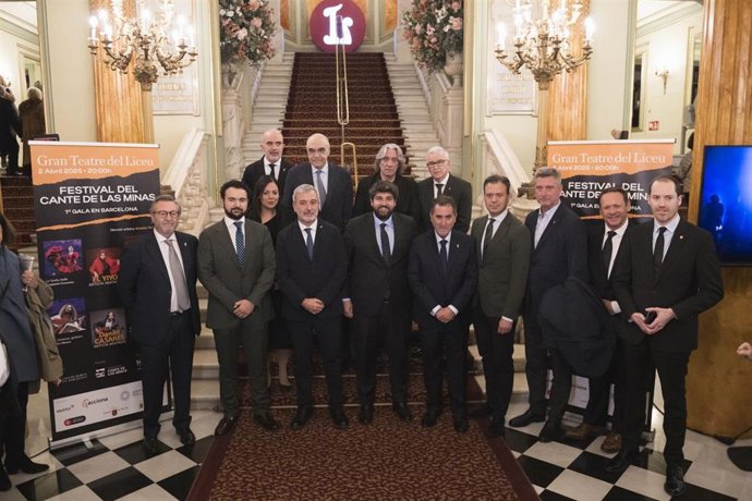 El alcalde de Barcelona, Jaume Collboni, y el presidente de la Región de Murcia, Fernando López Miras, en la Gala del Festival Internacional del Cante de las Minas en el Teatre del Liceu, en Barcelona