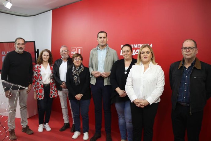 El secretario general del PSOE de Jaén, Juan Latorre, antes de reunirse con responsables de UGT y CCOO.