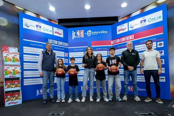 Foto de familia tras el sorteo del draft de los equipos de los Torneos Jr. NBA/Jr. WNBA España 3v3