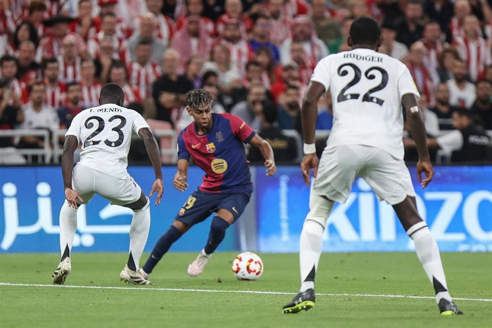 Archivo - El jugador del FC Barcelona Lamine Yamal durante una acción en la final de la Supercopa de España.