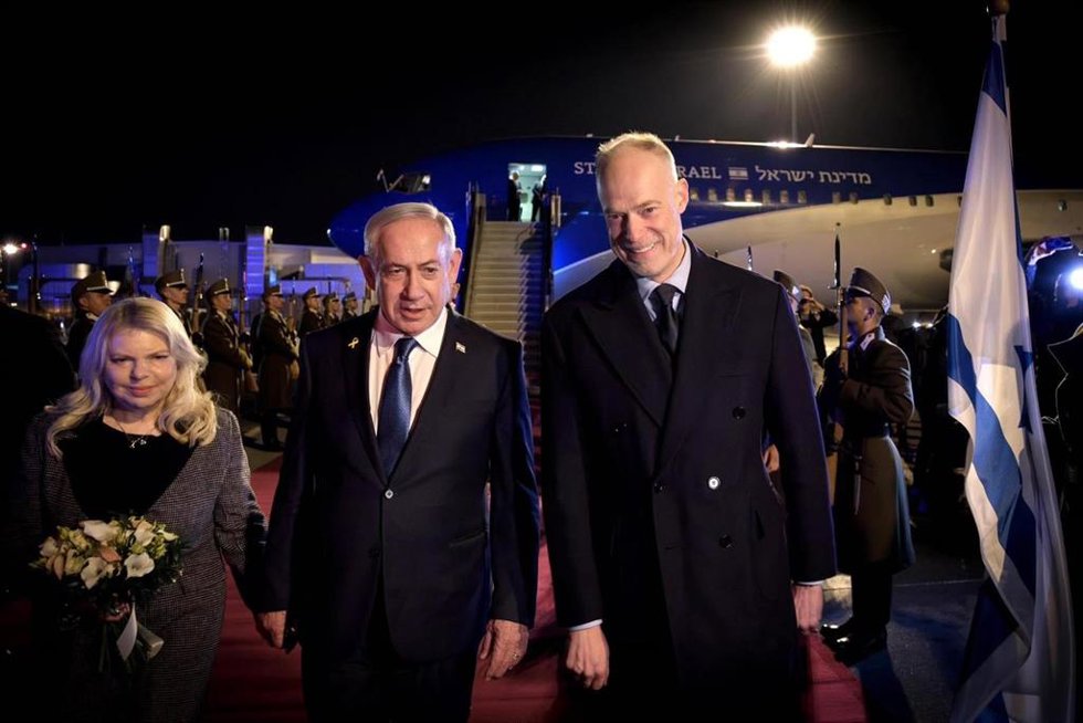 El ministro de Defensa de Hungría, Kristóf Szalay-Bobrovniczky, recibe al primer ministro de Israel, Benjamin Netanyahu, y su mujer