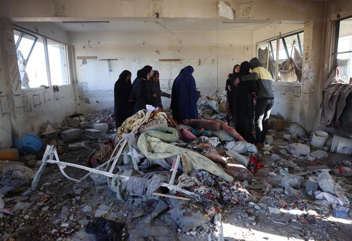 Archivo -  Palestinos observan los daños a una escuela usada como refugio en Jan Yunis, en el sur de la Franja de Gaza, por los ataques de Israel 