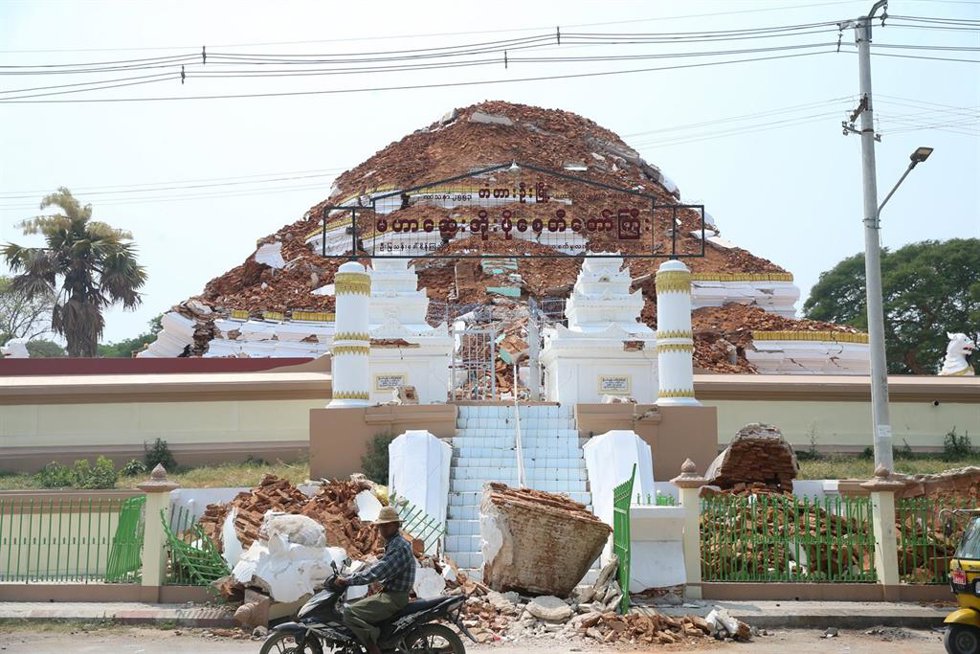Pagoda dañada en la localidad de Tada U, en los alrededores de Mandalay, a causa del terremoto de magnitud 7,7 en la escala abierta de Richter registrado el 28 de marzo de 2025 (archivo)