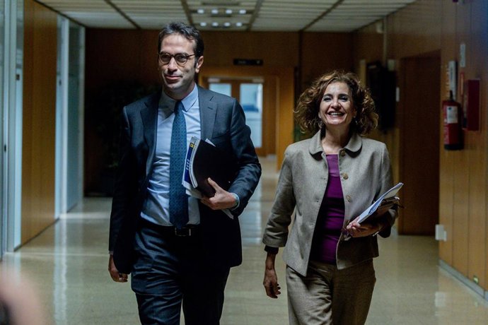 Archivo - La vicepresidenta primera y ministra de Hacienda, María Jesús Montero, y el ministro de Economía, Comercio y Empresa, Carlos Cuerpo, a su llegada a la reunión de la Mesa de Diálogo Social para el Plan de Recuperación, en el Ministerio de Economí