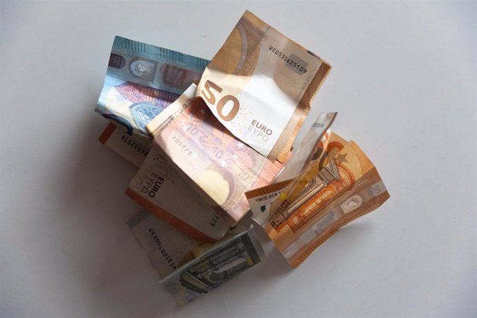 Archivo - Varios billetes en una mesa, a 9 de enero de 2024,