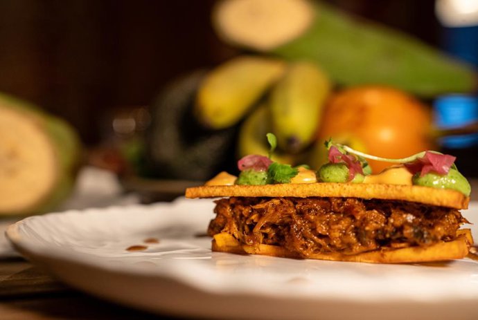 su tostada de plátano macho con cuello de cordero pibil