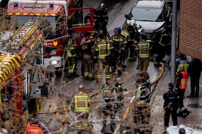 Varios bomberos trabajan en un incendio declarado en Alcorcón donde han fallecido dos bomberos