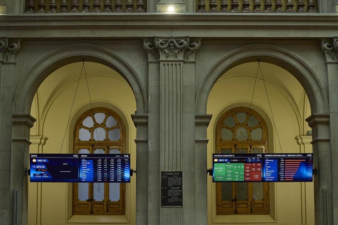 Archivo - Paneles del IBEX 35 en el Palacio de la Bolsa de Madrid