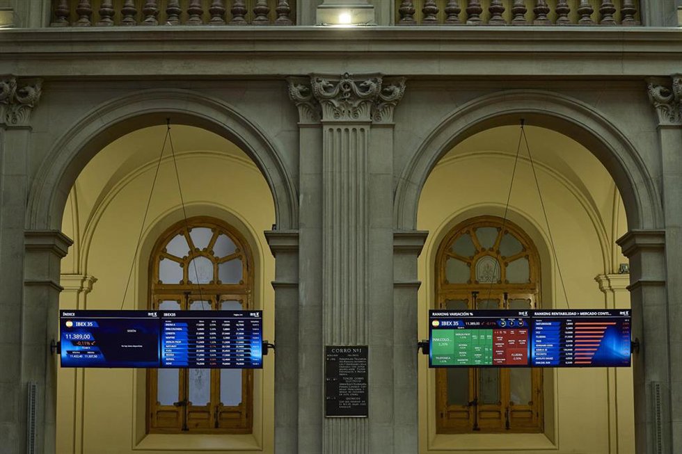 Archivo - Paneles del IBEX 35 en el Palacio de la Bolsa de Madrid