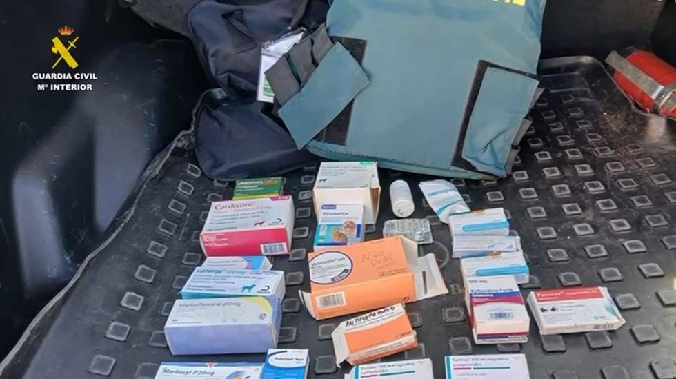 Archivo - Medicamentos para animales aprehendidos por la Guardia Civil tras desmantelar un albergue clandestino de animales en Villaluenga de la Sagra.