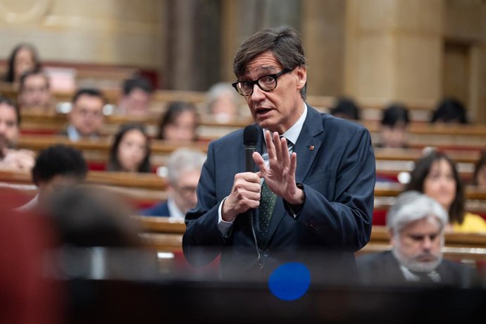 El president de la Generalitat, Salvador Illa, durante una sesión de control al Govern, en el Parlament, a 26 de marzo de 2025, en Barcelona, Cataluña (España). Tras la sesión de control, se realiza el debate y votación sobre la tramitación por lectura ún