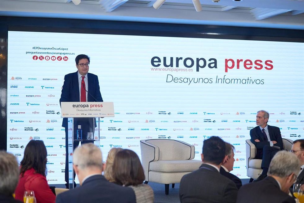 El ministro para la Transformación Digital y de la Función Pública, Óscar López, protagoniza un desayuno informativo de Europa Press, a 2 de abril de 2025, en Madrid (España).