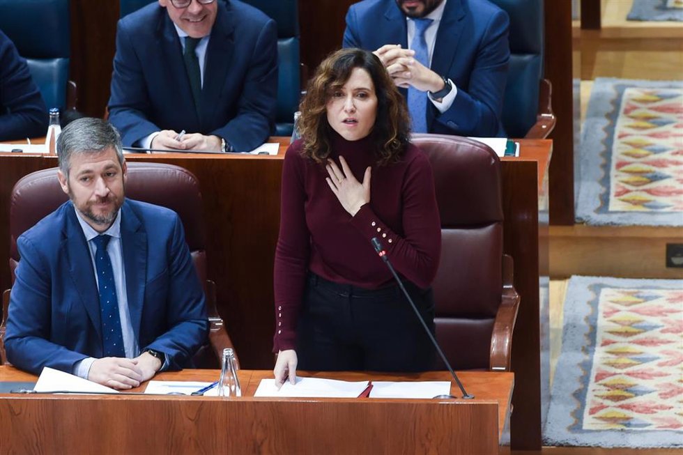 La presidenta de la Comunidad de Madrid, Isabel Díaz Ayuso, y el consejero de Presidencia, Miguel Ángel García Martín, durante un pleno en la Asamblea de Madrid, 