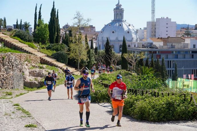 Archivo - Corredores en la Ruta de las Fortalezas (imagen de archivo)