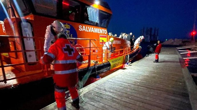 Rescatadas 14 personas en una patera en la costa de Torrevieja, dos de ellas menores.