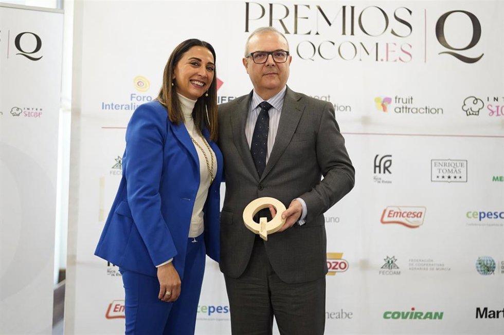 El director de Comunicación de Grupo Fuertes,  José Ángel Cerón, recoge el premio de manos de la consejera de Agua, Agricultura, Ganadería y Pesca, Sara Rubira