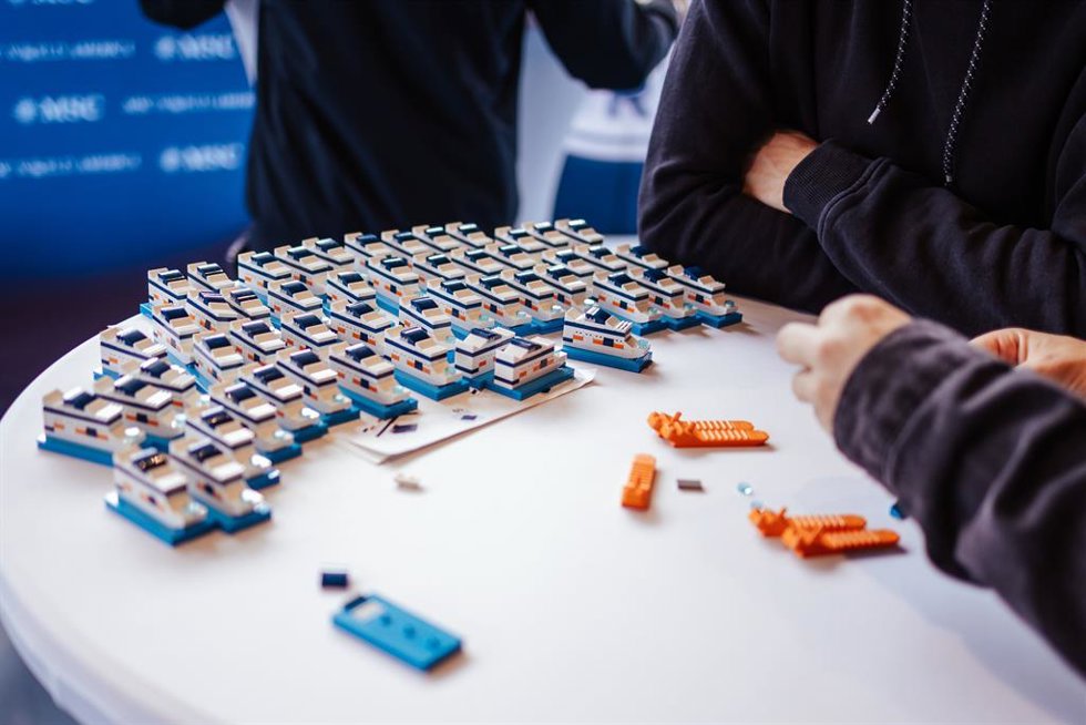 MSC Cruceros construye la línea de barcos Lego más larga en alta mar y entra en el libro Guinness