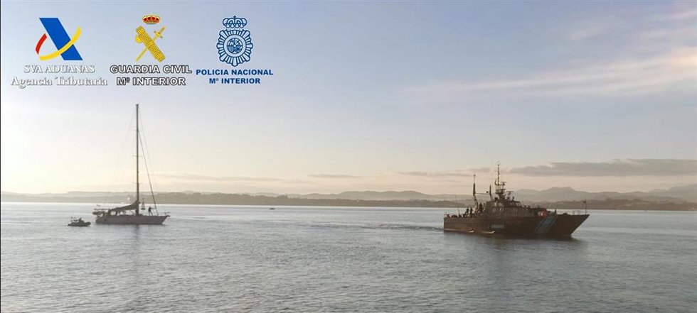 Archivo - Imagen de archivo.- Velero interceptado con dos toneladas de cocaína en aguas internacionales colindantes a la costa de Santander, que ha sido remolcado al Puerto de esta ciudad para el análsis de la droga. Los cuatro tripulantes han sido dete