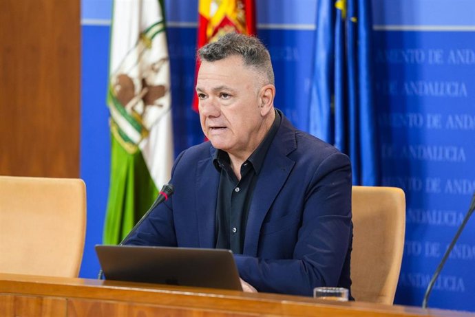El parlamentario de Por Andalucía Juan Antonio Delgado, en rueda de prensa en el Parlamento. (Foto de archivo).