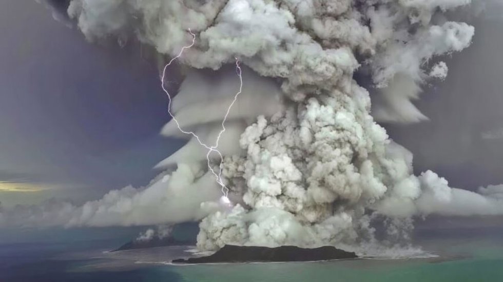 Archivo - Erupción del volcán Hunga Tonga-Hunga Ha'apai en el Pacífico Sur el 14 de enero de 2022, un día antes de la columna de erupción más grande que afectaría significativamente la composición estratosférica.