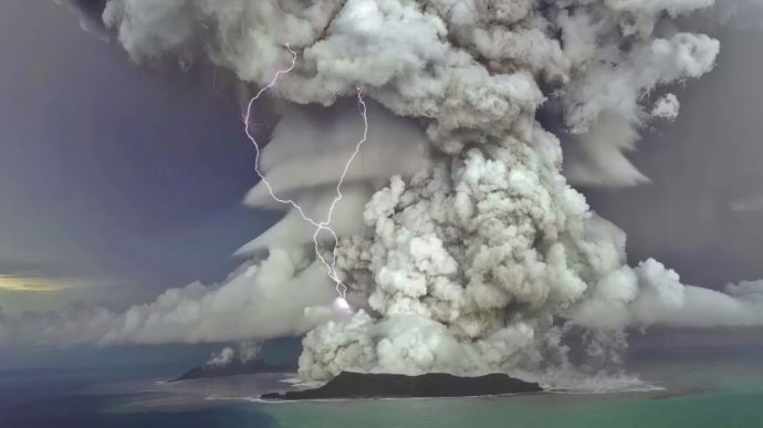 Archivo - Arquivo - Erupção do vulcão Hunga Tonga-Hunga Ha'apai, no Pacífico Sul, em 14 de janeiro de 2022, um dia antes da maior pluma de erupção que afetaria significativamente a composição estratosférica.