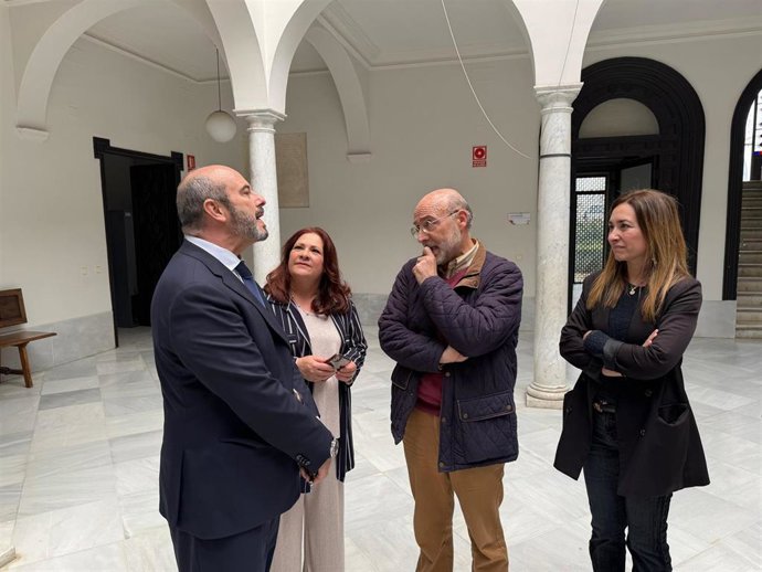 Visita del presidente del Senado, Pedro Rollán, en primer plano, durante la visita a la Casa Consistorial.