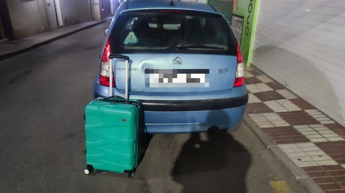 Agentes de la Policía Local de Mijas observaron en Las Lagunas como dos varones con actitud sospechosa sustraían una maleta del interior de un vehículo tras forzar la cerradura del mismo, marchándose rápidamente del lugar.