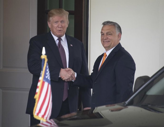 Archivo - 13 de maio de 2019 - Washington, Distrito de Columbia, EUA - O presidente dos Estados Unidos, Donald J. Trump, à esquerda, cumprimenta o primeiro-ministro Viktor Orban da Hungria, à direita, ao recebê-lo na Casa Branca em Washington, DC, na segu