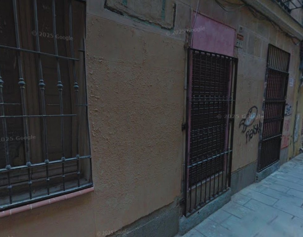 Cierra un conocido 'narcolocal' en Lavapiés tras el desalojo de 8 personas