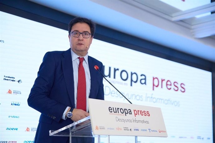 El ministro para la Transformación Digital y de la Función Pública, Óscar López, protagoniza un desayuno informativo de Europa Press, a 2 de abril de 2025, en Madrid (España).