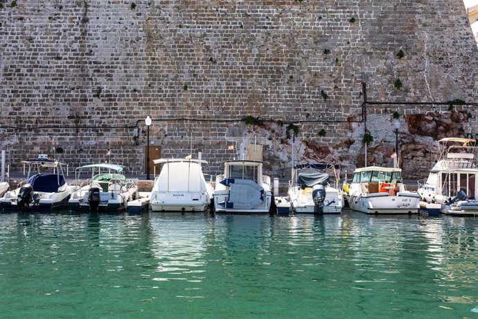 Archivo - Imagen de recurso de unos barcos en el puerto