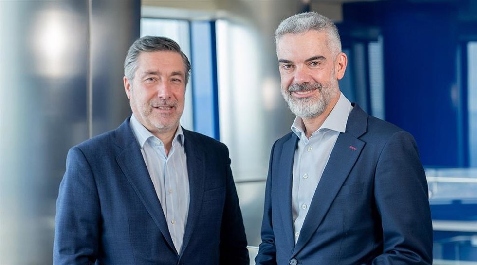 El managing director de Banca Institucional de CaixaBank, Javier Broncano, y el director de la Fundación KPMG, Pedro León y Francia.