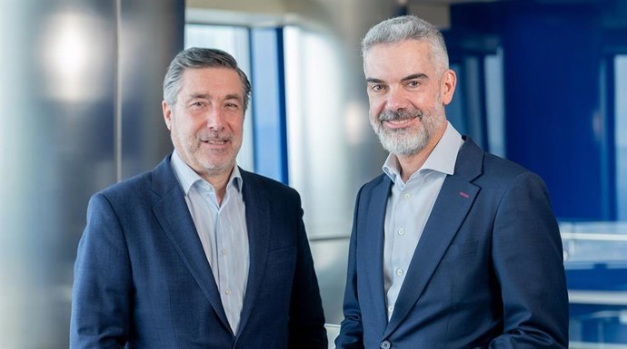 El managing director de Banca Institucional de CaixaBank, Javier Broncano, y el director de la Fundación KPMG, Pedro León y Francia.