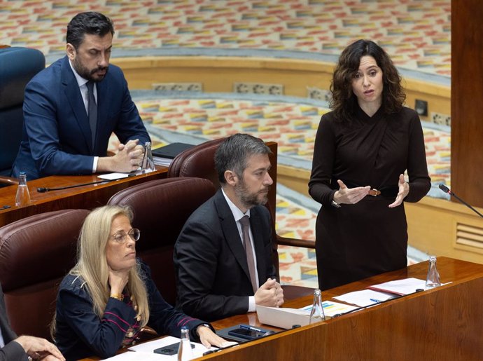 La presidenta de la Comunidad de Madrid, Isabel Díaz Ayuso, interviene durante un pleno en la Asamblea de Madrid, a 3 de abril de 2025, en Madrid (España). La Asamblea de Madrid debate la iniciativa legislativa popular registrada por diez alcaldes del PSO