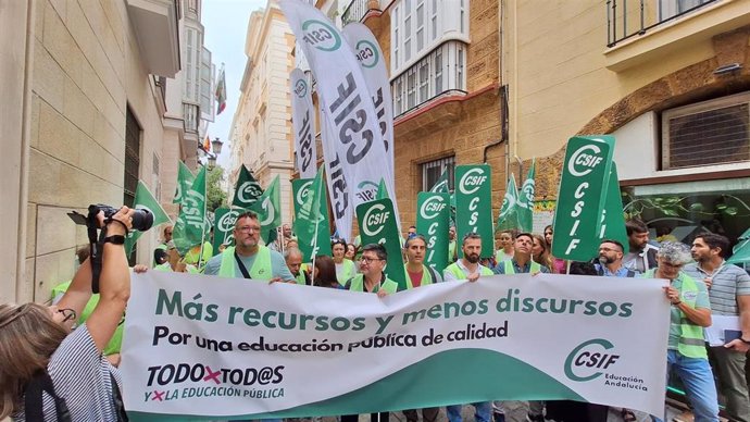 Archivo - Imagen de archivo de una protesta de CSIF para reclamar el incremento de las plantillas docentes y mejorar la calidad de la educación pública.