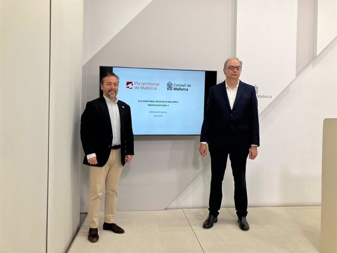 El conseller de Territorio, Movilidad e Infraestructuras del Consell de Mallorca, Fernando Rubio (i).
